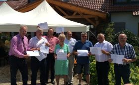 Unterschriftenuebergabe_20160625.jpg